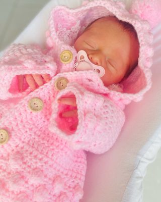 Can you believe this is a real life baby 👶🏼 😍 

@gingebomb_x 

Bree looks absolutely beautiful sung in our beautiful crochet set. 

#handmade #fashion #smallbusiness #handmadewithlove #design #supportsmallbusiness #gift #madewithlove #baby #handmadeisbetter #instahandmade #craftersofinstagram #createmakeshare #handmadebusiness #handmadeloves #perfectlittlething_x #trend #trending #crochet #newborn #wigan #bolton